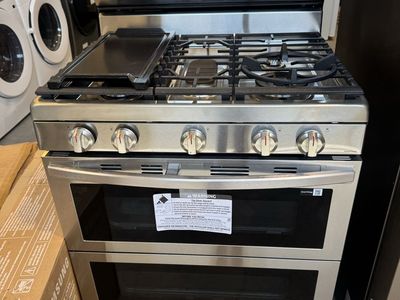 New open box Samsung - 30 in. Wide 5 Burner 6.0 cu. ft. Smart Freestanding Gas Range with Stainless Cooktop & Air Fry