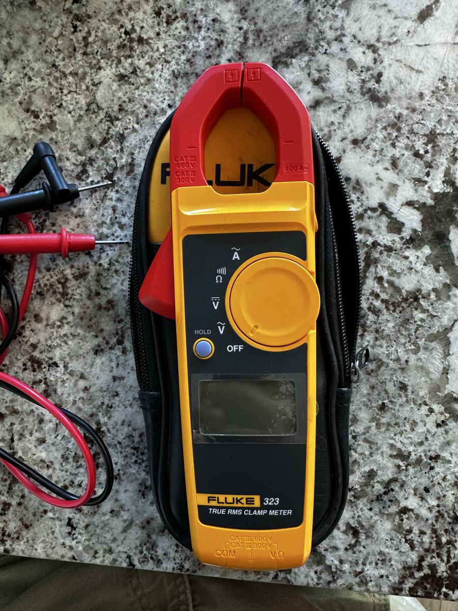 Fluke 323 Like New.