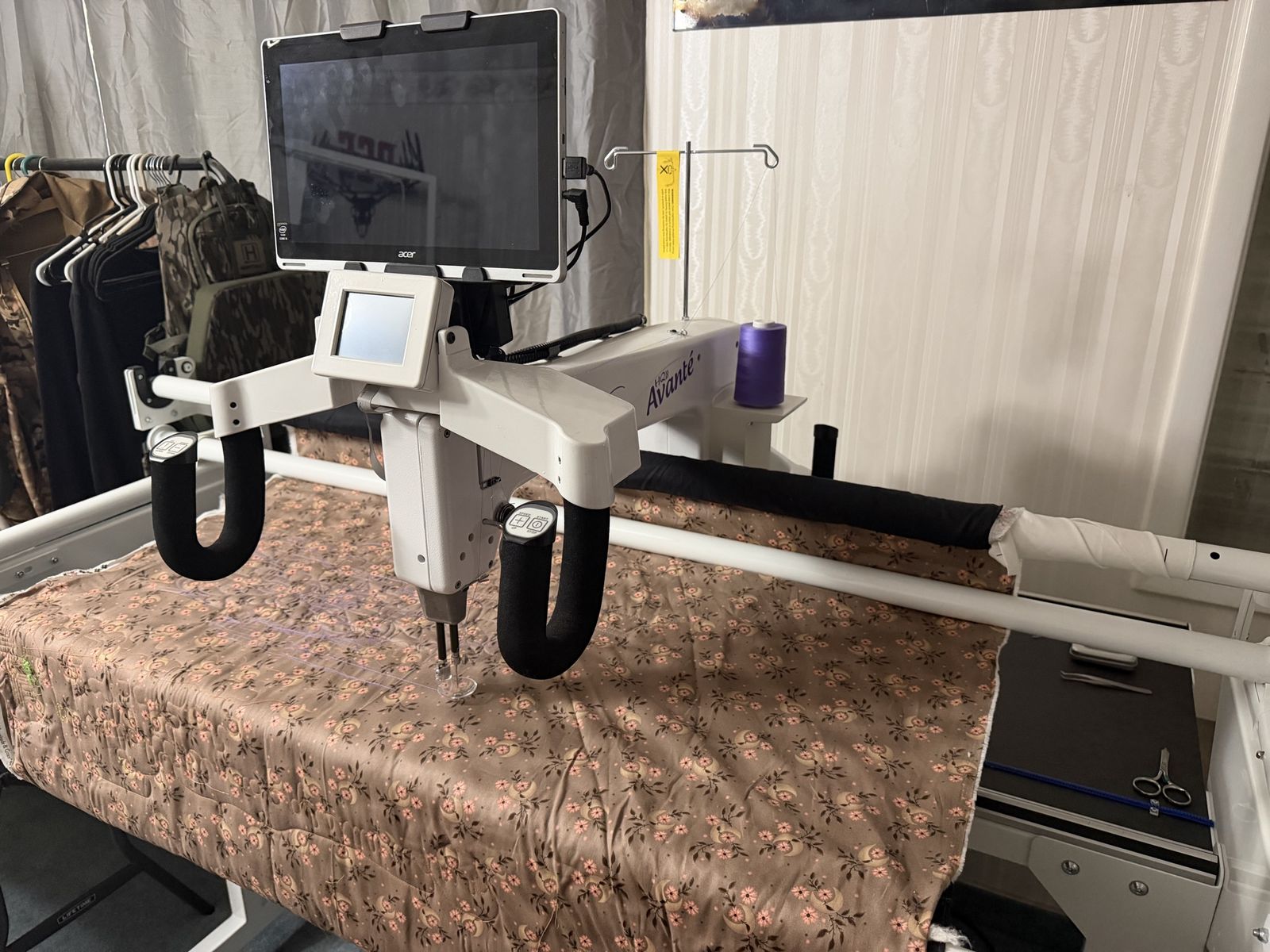 HQ18 Avante w/ Pro Stitcher & 5’ Frame