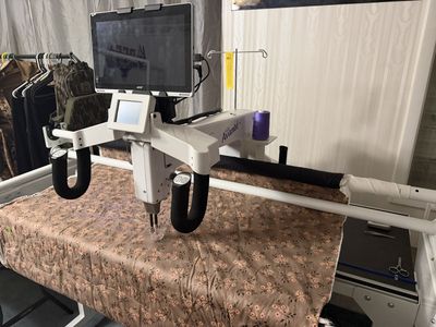 HQ18 Avante w/ Pro Stitcher & 5’ Frame