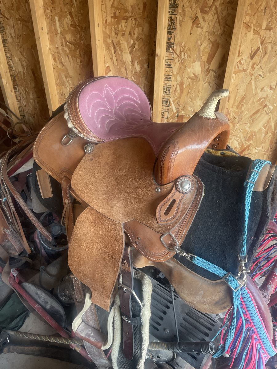 Barrel saddle and tack set