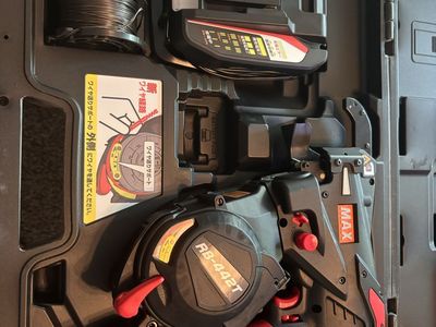 MAX TwinTier RB-442T Rebar Tying Tool Kit with Charger, Battery, and Wire - new Condition