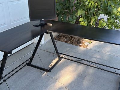 Corner desk