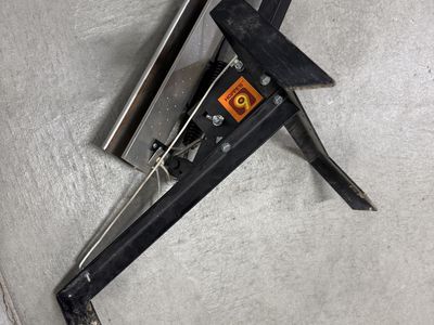 Clay pigeon thrower
