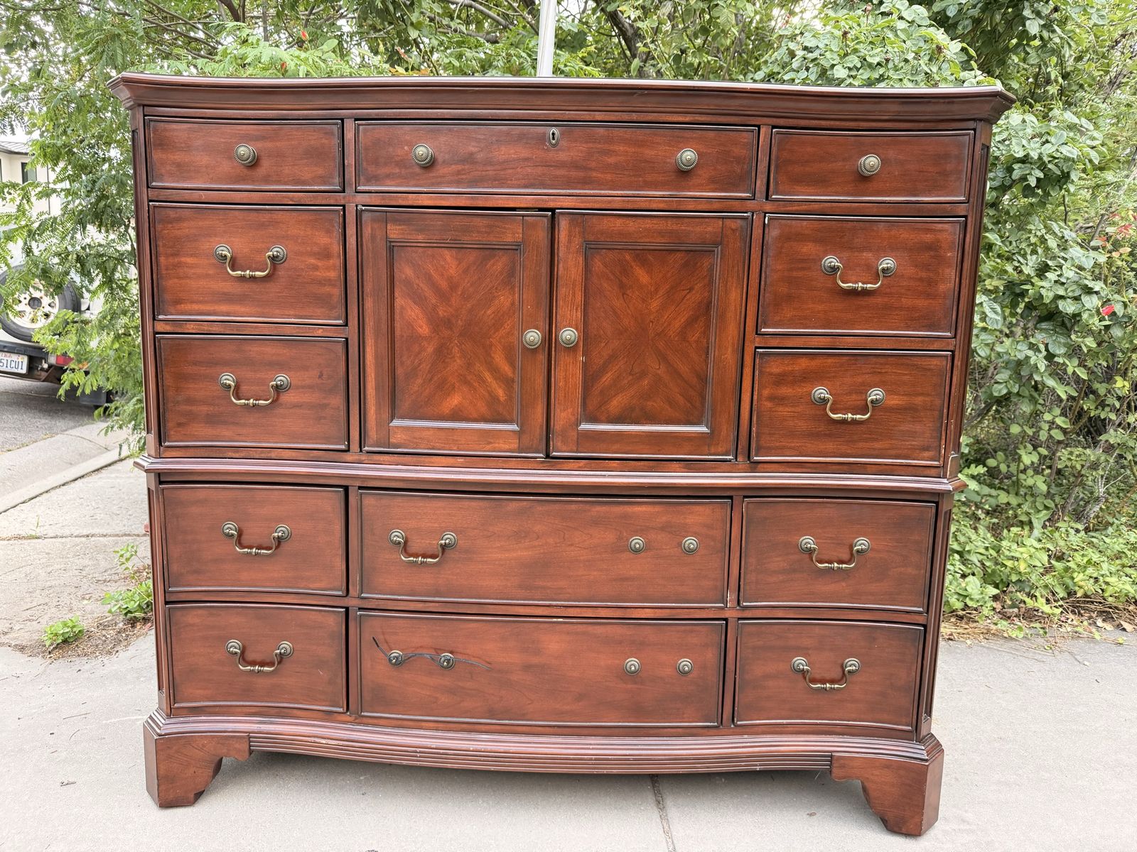 Solid Wood Traditional Dresser with Multiple Drawers and Cabinet Storage
