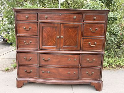 Solid Wood Traditional Dresser with Multiple Drawers and Cabinet Storage