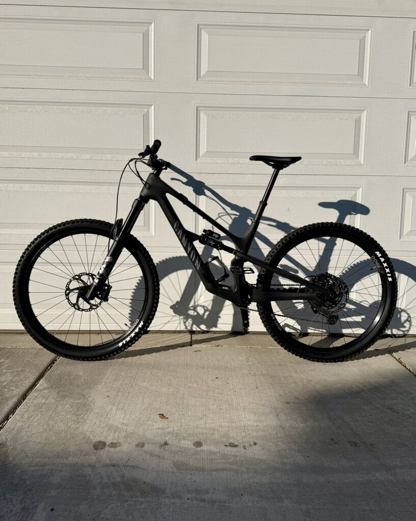 Canyon Spectral CF 7 Medium Stealth Mountain Bike