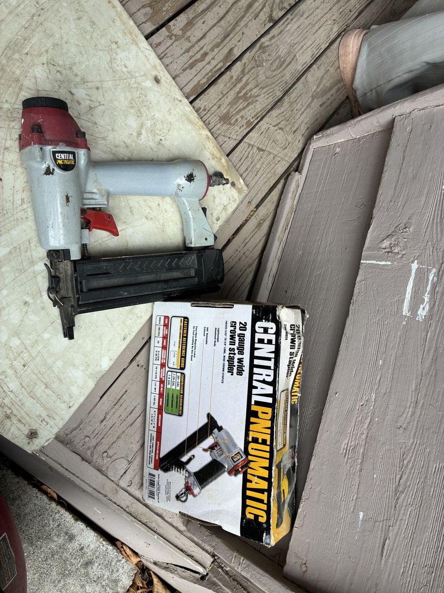 Central Pneumatic 20 Gauge Wide Crown Stapler with Original Box