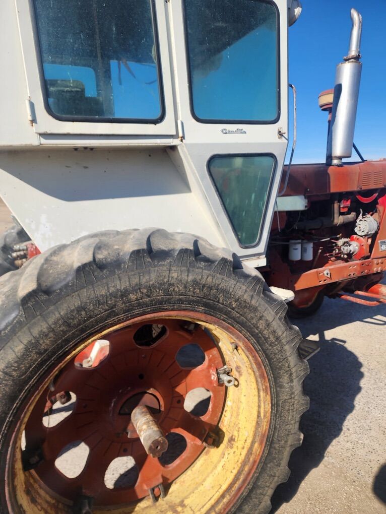 International 856 Tractor