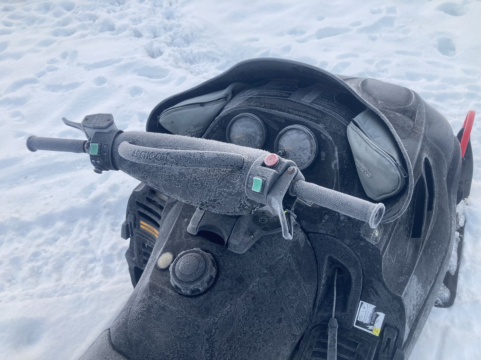 01 800 mt. Cat snowmobile