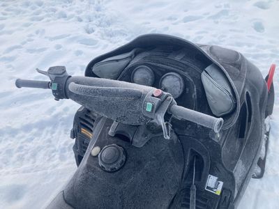 01 800 mt. Cat snowmobile