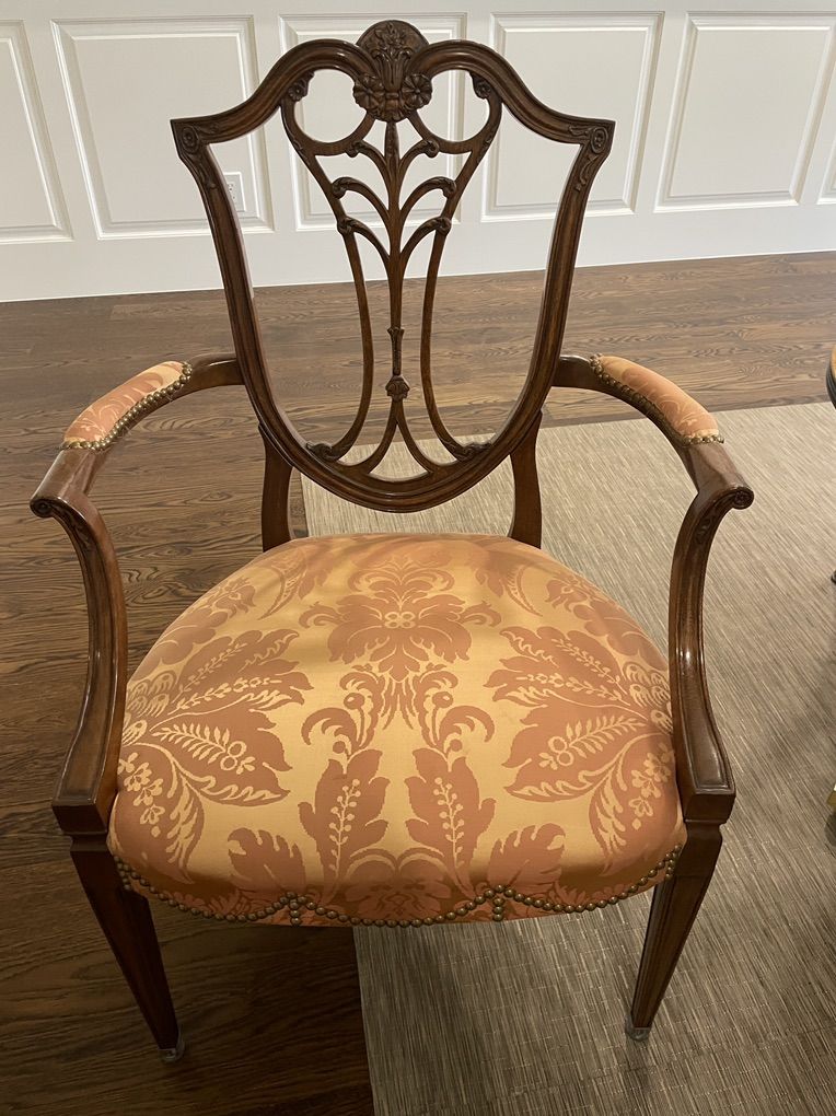 Classic Kargas Dining Room Chair Set