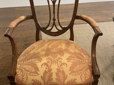 Classic Kargas Dining Room Chair Set