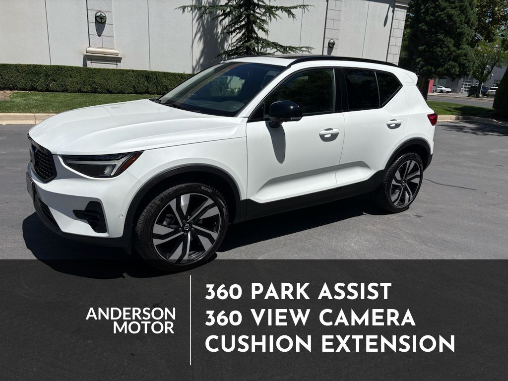 2025 Volvo XC40 B5 Plus Dark Theme