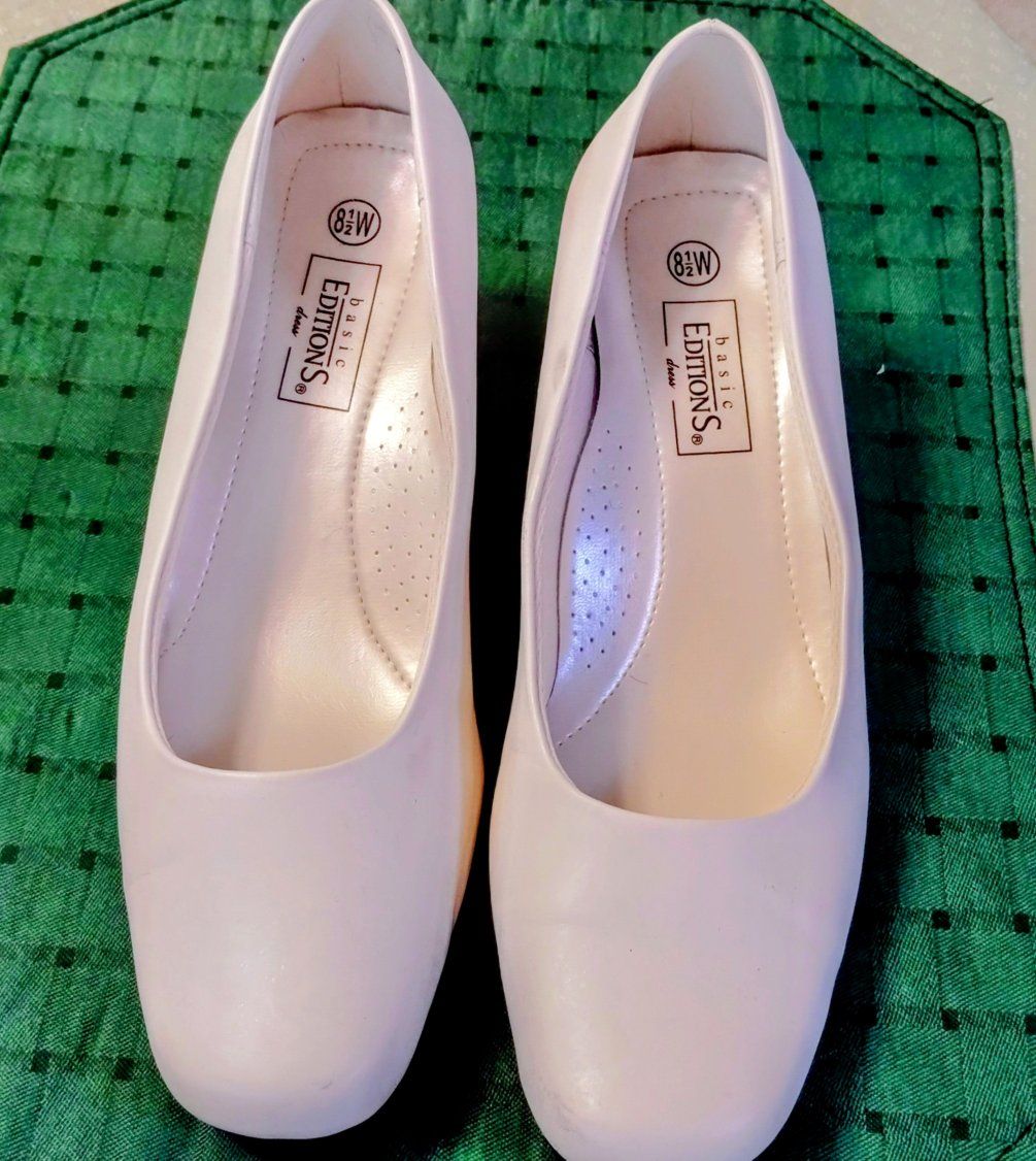 Ladies Size 8 1/2W White Shoes