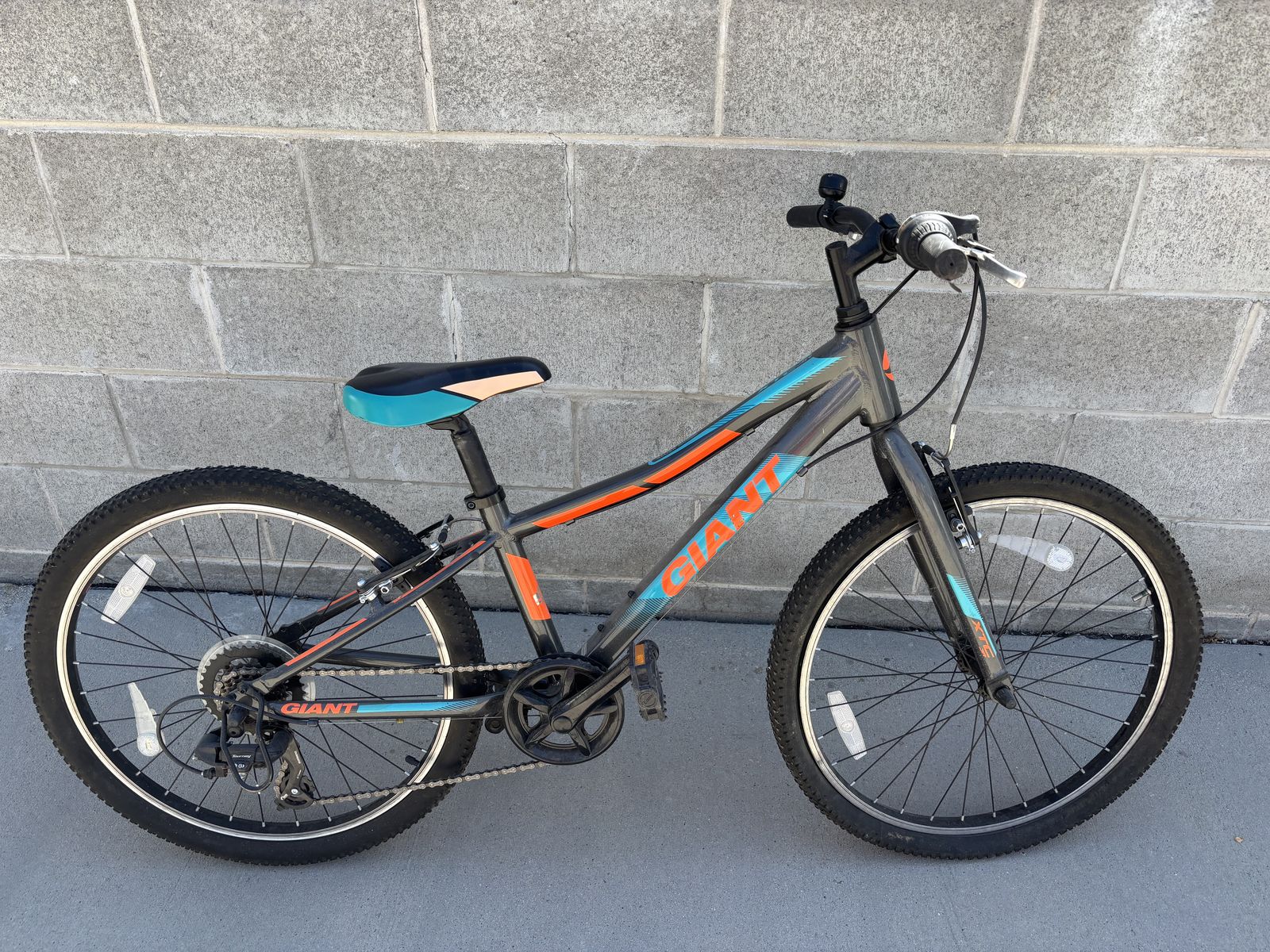 Giant XtC Jr Youth Mountain Bike - Aluminum Frame, Shimano Drivetrain