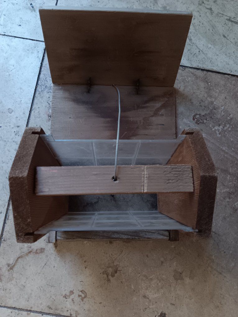 Wooden Bird Feeder, Hanging Design for Outdoor Garden Use, Clear Seed Dispenser