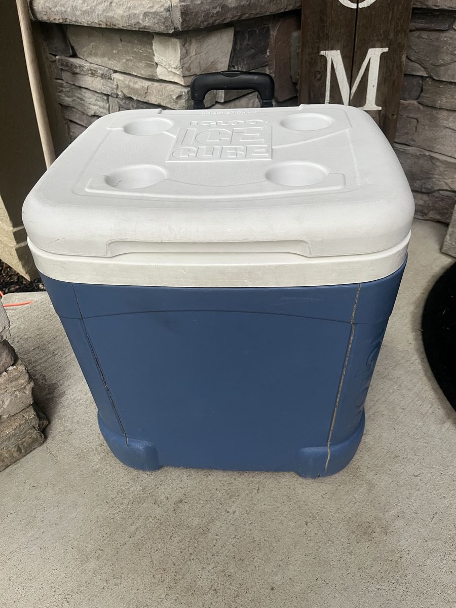 Igloo ice cube large wheeled cooler