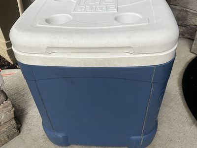 Igloo ice cube large wheeled cooler