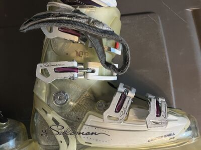 Women’s Salomon 24 / 24.5 Ski Boots