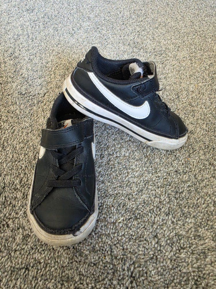 Nike Toddler Black & White Velcro Sneakers - Size 8C