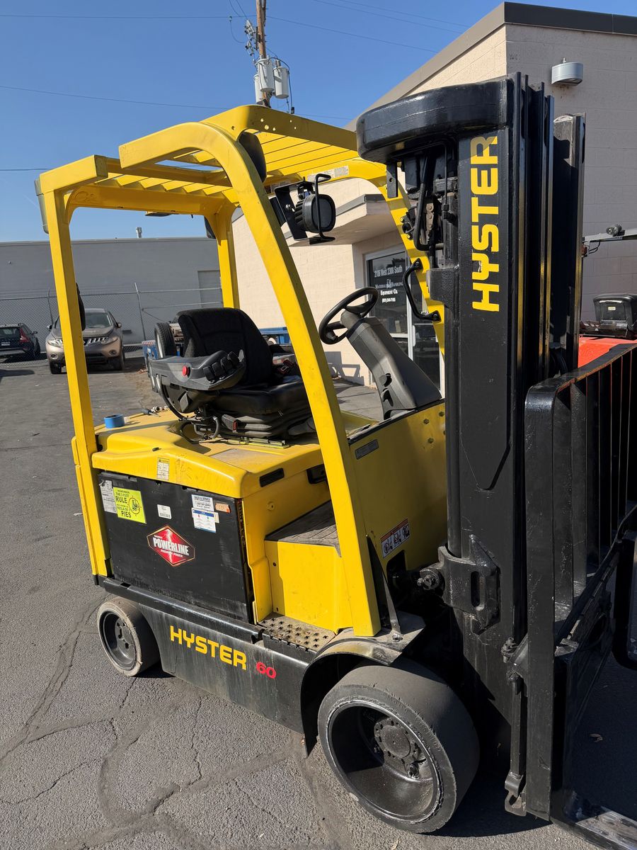 Nice Hyster 6,000 lb capacity 4-stage 20' lift electric forklift