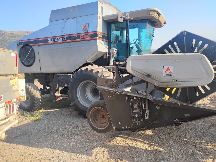 R62 gleaner combine