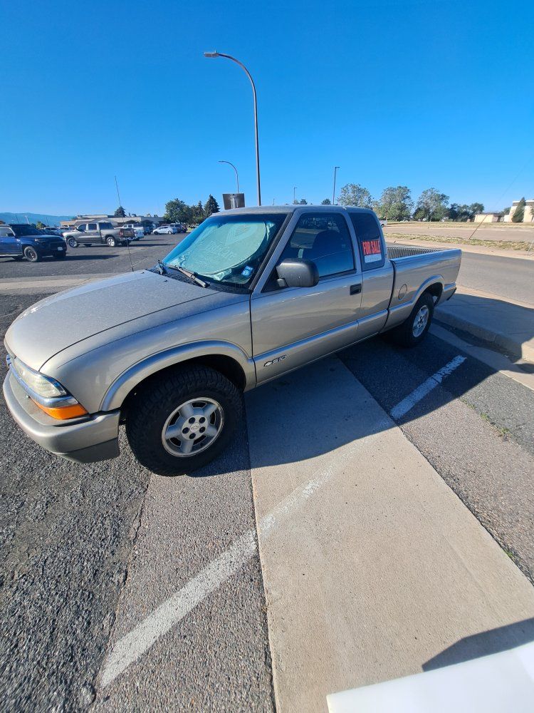 2000 Chevrolet S-10 LS