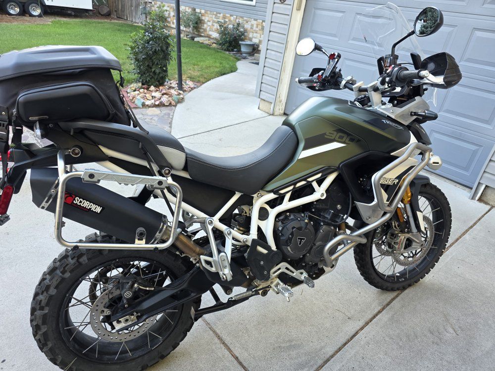 Triumph Tiger 900 Rally Pro Motorcycle - Green, Scorpion Exhaust, Hoowor Phone Mount