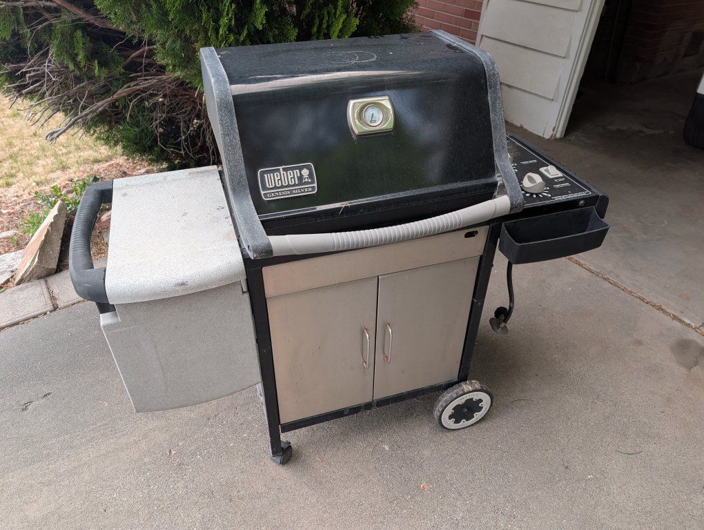 Weber Grill (broken off lid, see pictures)