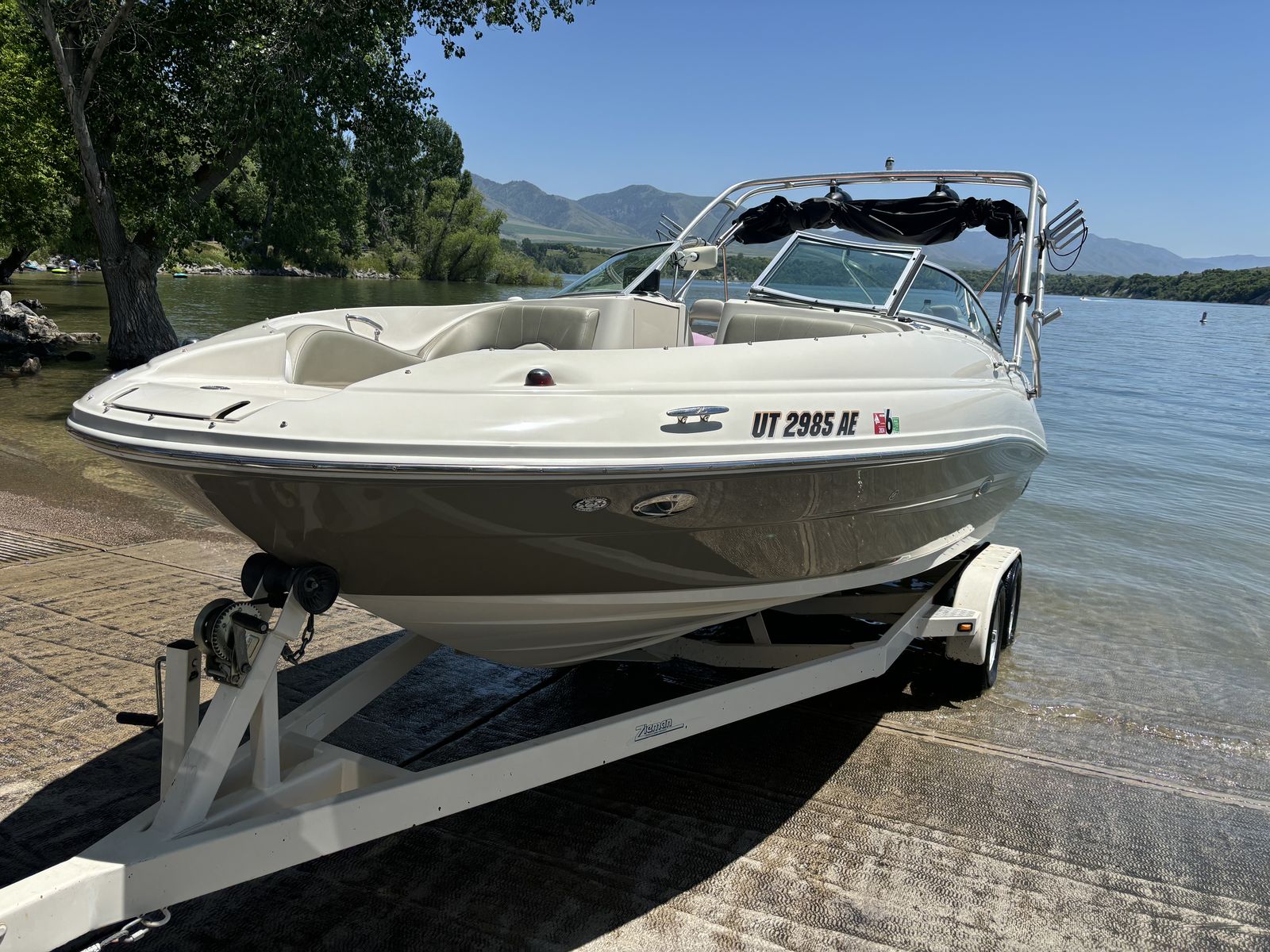 2007 SEA RAY SUN DECK 220
