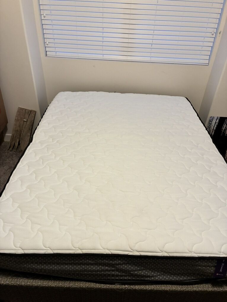 Queen Mattress (like new)