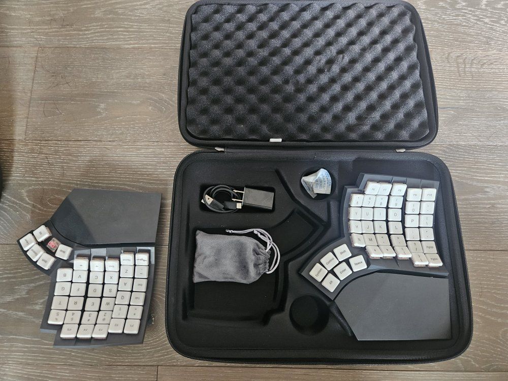 Ergonomic keyboard Glove80