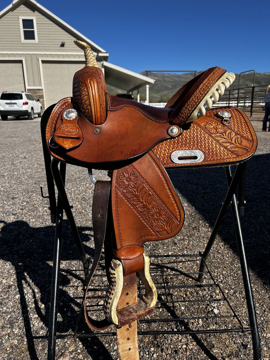 Youth barrel saddle
