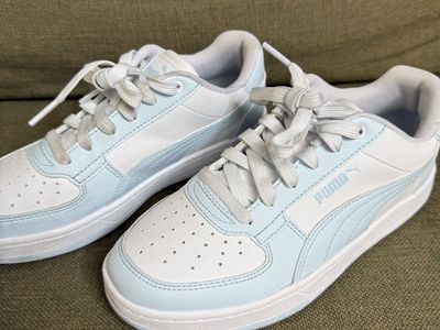 Puma Girls Size 5 White & Light Blue Low Top Sneakers