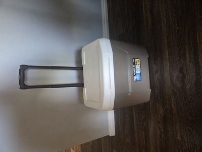 Portable Igloo Laguna 28 Roller cooler.