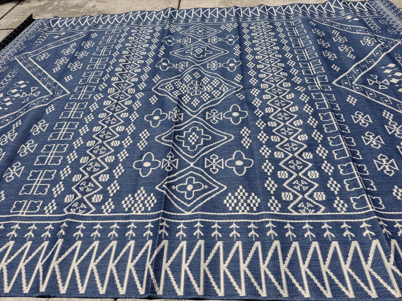 New. Gorgeous 10x14 Tribal Indoor/Outdoor Area Rug! Hoses Off! Will Last Forever! Great Quality!