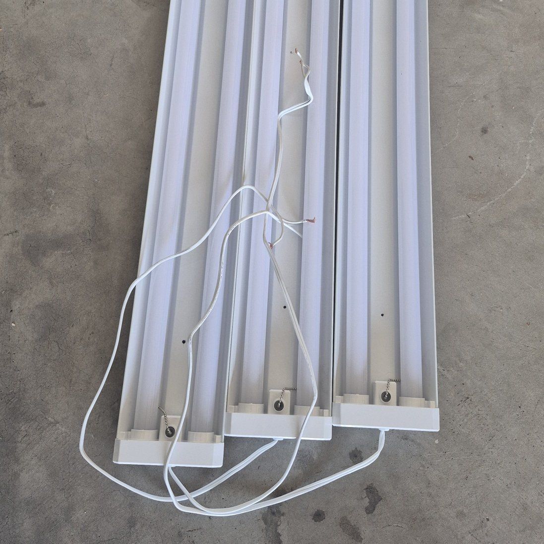 3 Feit LED 4 Foot Shop Lights Used