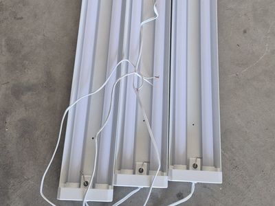 3 Feit LED 4 Foot Shop Lights Used