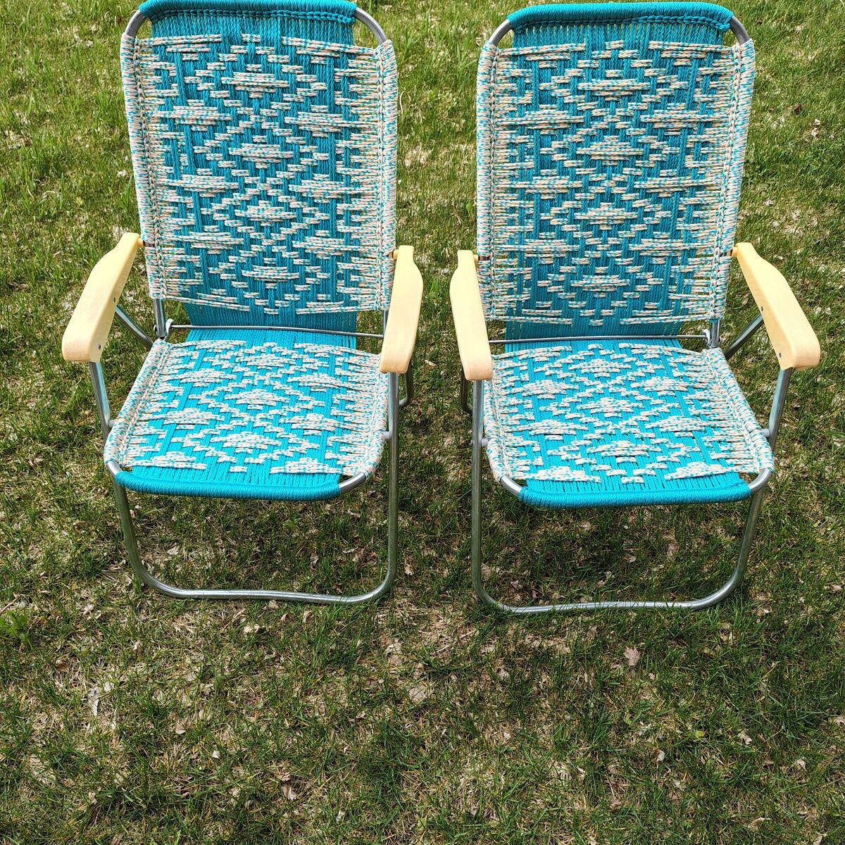 Folding lawn chairs
