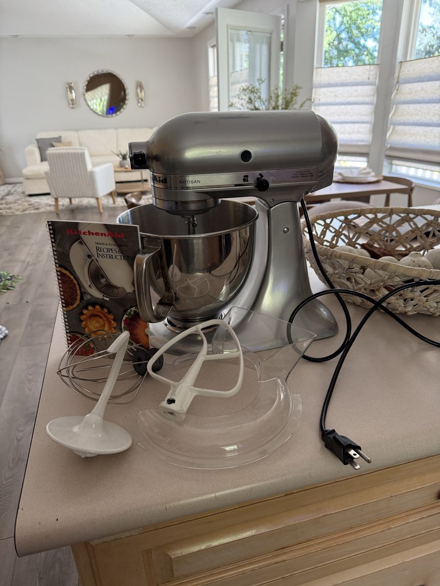 KitchenAid Artisan Series 5-Quart Stand Mixer Metallic Silver with Attachments