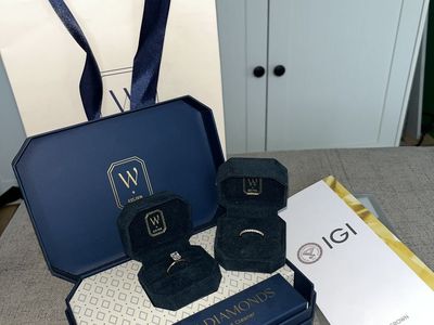 Gold diamond engagement ring and wedding band set