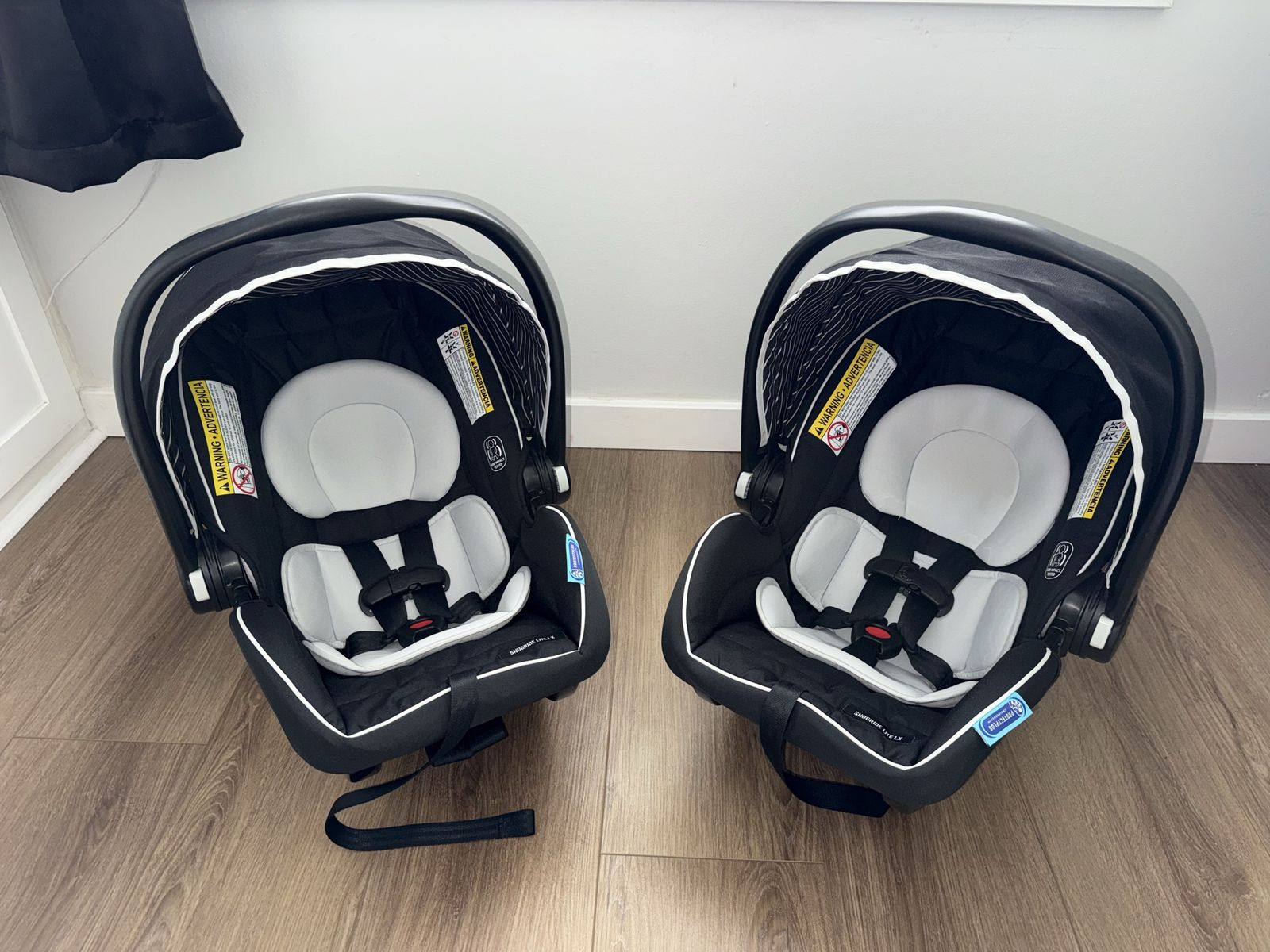 Graco SnugRide Lite LX Infant Car Seats - Pair (Black/White) - Excellent Condition