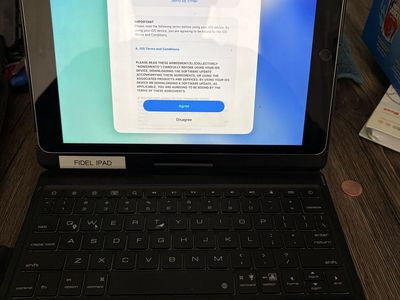 Apple iPad 9th gen with Keyboard Case - Excellent Condition