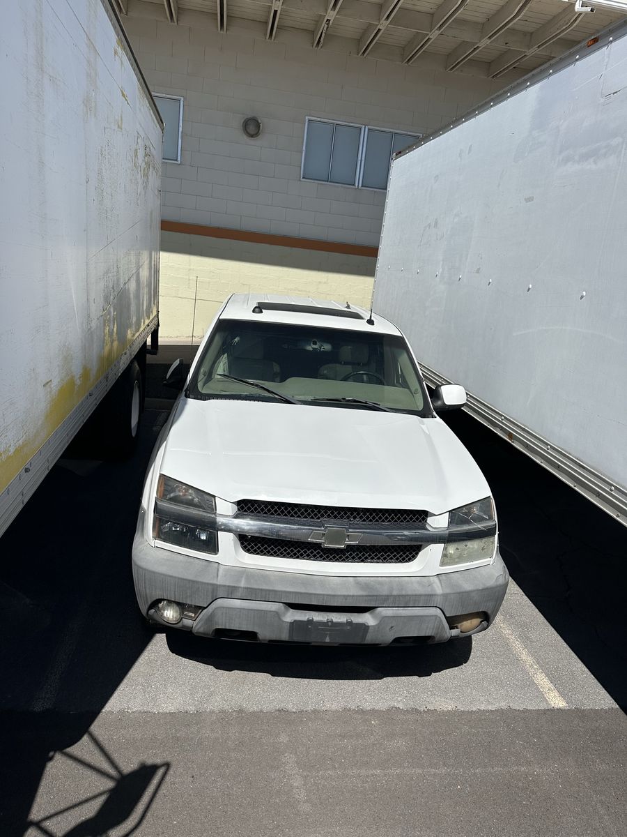 2004 Chevy Avalanche 8.1 auto clean title