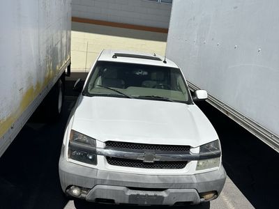 2004 Chevy Avalanche 8.1 auto clean title