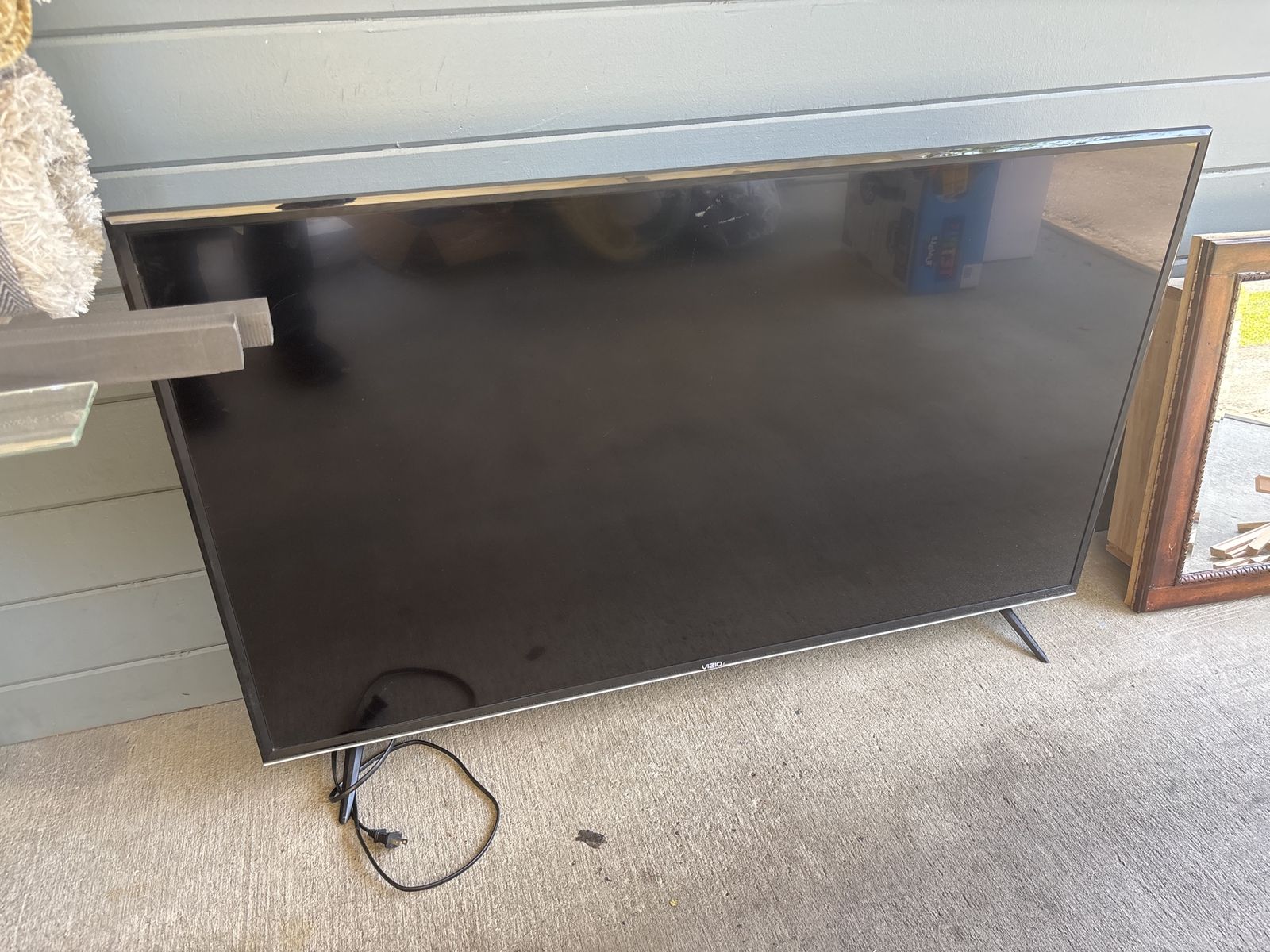VIZIO E55-F1 55" Smart LED TV - 4K UHD with HDR - Tested & Working