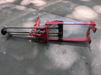 Red Caulk Gun - Heavy Duty Manual Applicator Tool