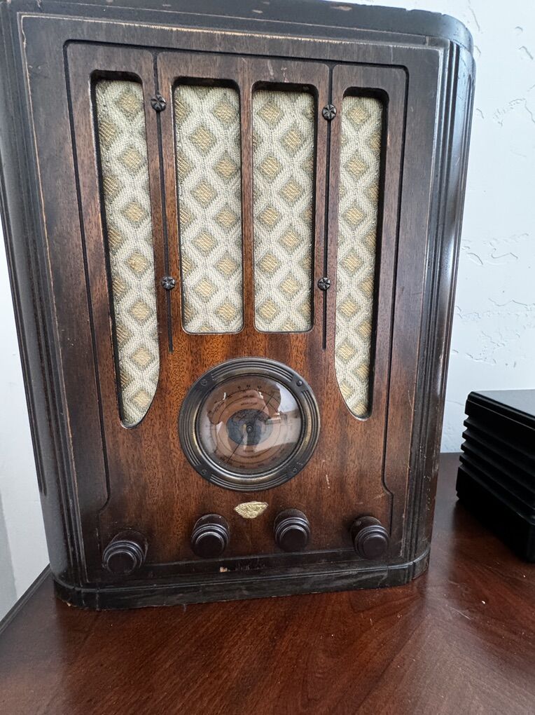 Vintage RCA model 118 GlobeTrotter Tombstone Radio