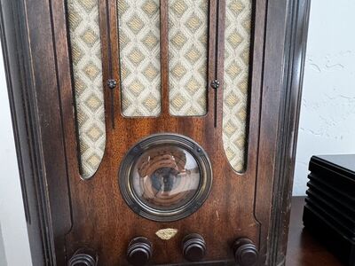 Vintage RCA model 118 GlobeTrotter Tombstone Radio